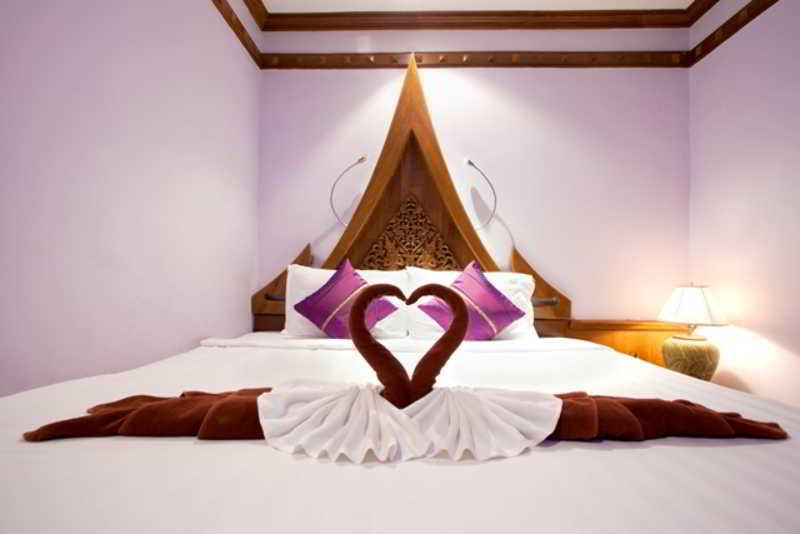 Patong Beach Bed And Breakfast Exterior photo