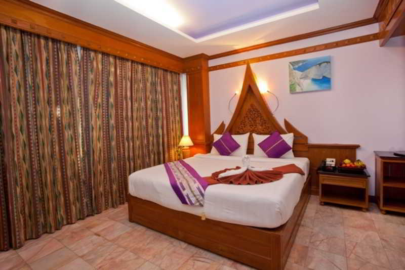 Patong Beach Bed And Breakfast Room photo